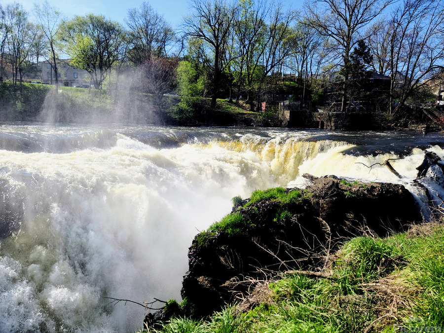 The Roar Beneath Blue Skies  Imprimer